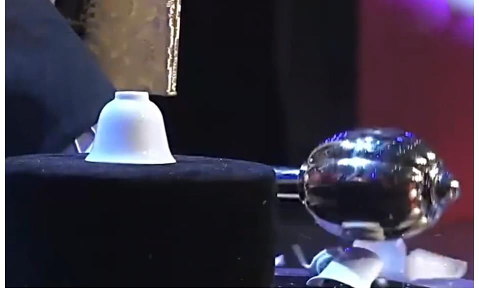 “2亿”明代瓷器被砸，持宝人将王刚和节目组告上法庭，结果如何