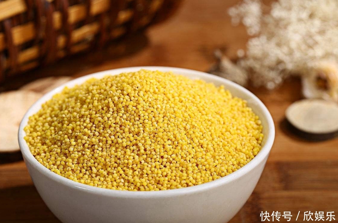 熬小米粥时,直接加水熬就错了,多加一步,更容易出油,又香又浓