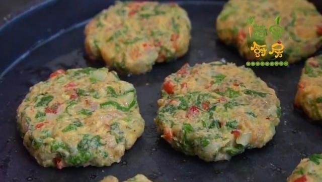 早餐饼这样做，青菜、粗粮加鸡肉，粗粮细做，营养健康，做法简单