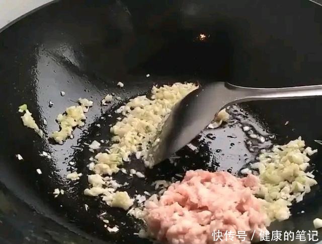 拿肉都不换的鱼香茄子做法，制作简单明了，看着就很香！