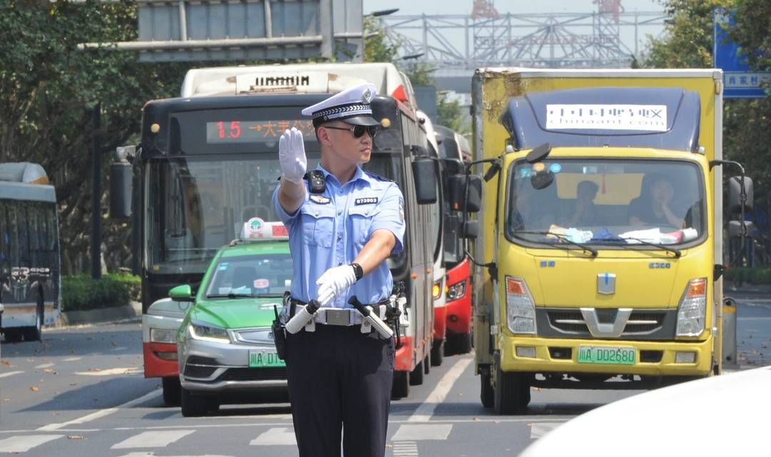 近40℃天气里站岗指挥4小时 他从交警“烤”成了“焦”警