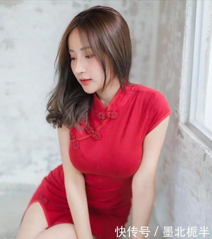 大色旗袍，收腰包臀，美丽小姐姐，秀出少女丰满气质