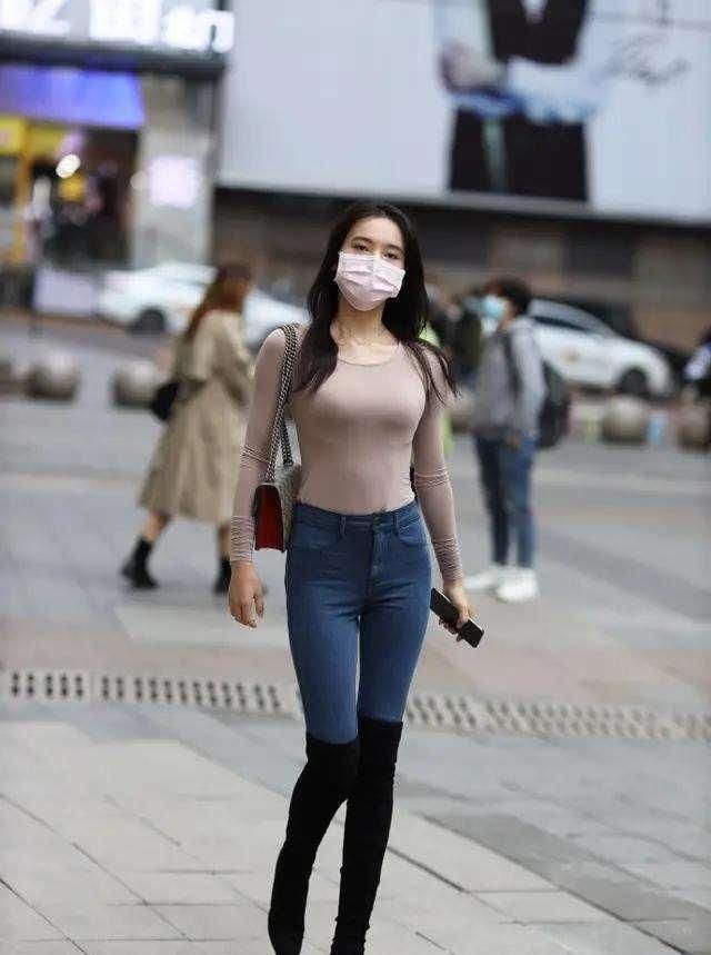 瑜伽裤和姑娘华美气质完美结合，给人眼前一亮，慵懒大方