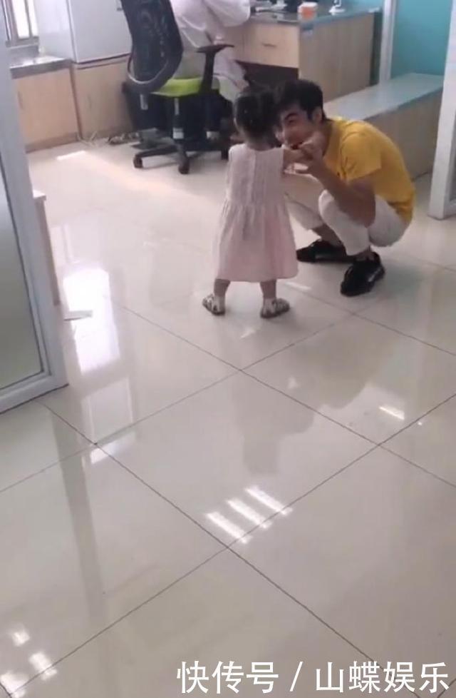 宝爸|2岁小女孩打完预防针后,非要找医生“算账”,爸爸笑翻了