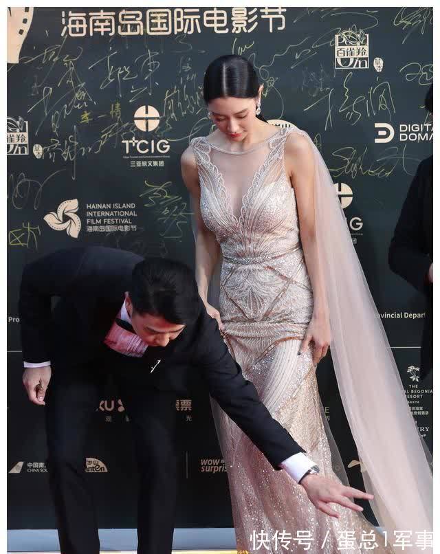 黄皮 克拉拉的身材绝了,香槟色修身裙凸显完美线条,体态姣好气质动人