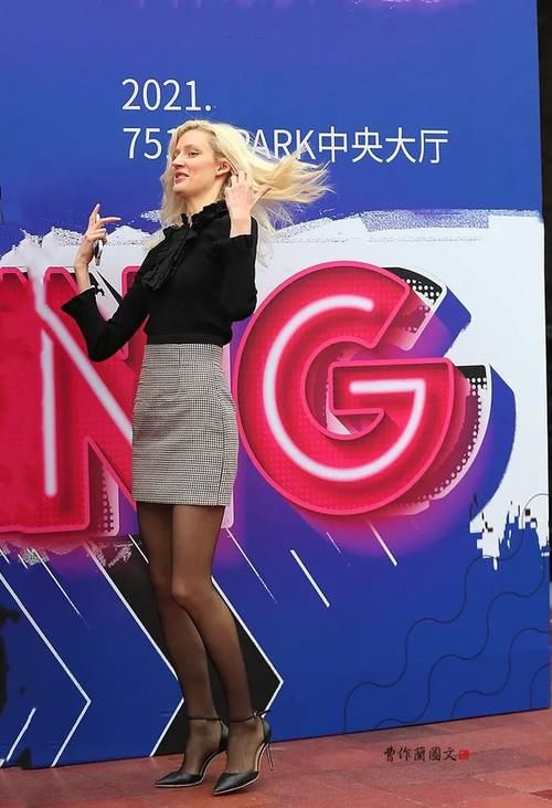 越穿越有门道的黑丝美女，眼神迷离吸引人