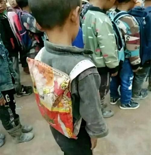 孩子|两个穷人家的“自制书包”扎心了:一个让娃自信,一个让娃自卑