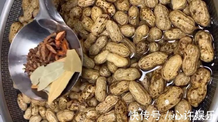 入味|煮盐水花生时，加1样东西，咸香入味久存不坏，越吃越上瘾