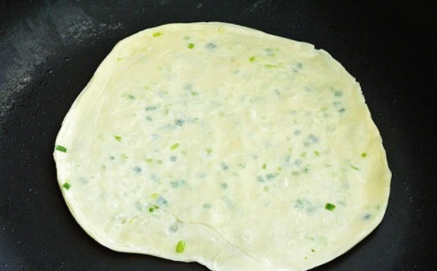 懒人葱油饼的做法，不用和面，10分钟搞定，酥脆喷香，简单超好吃