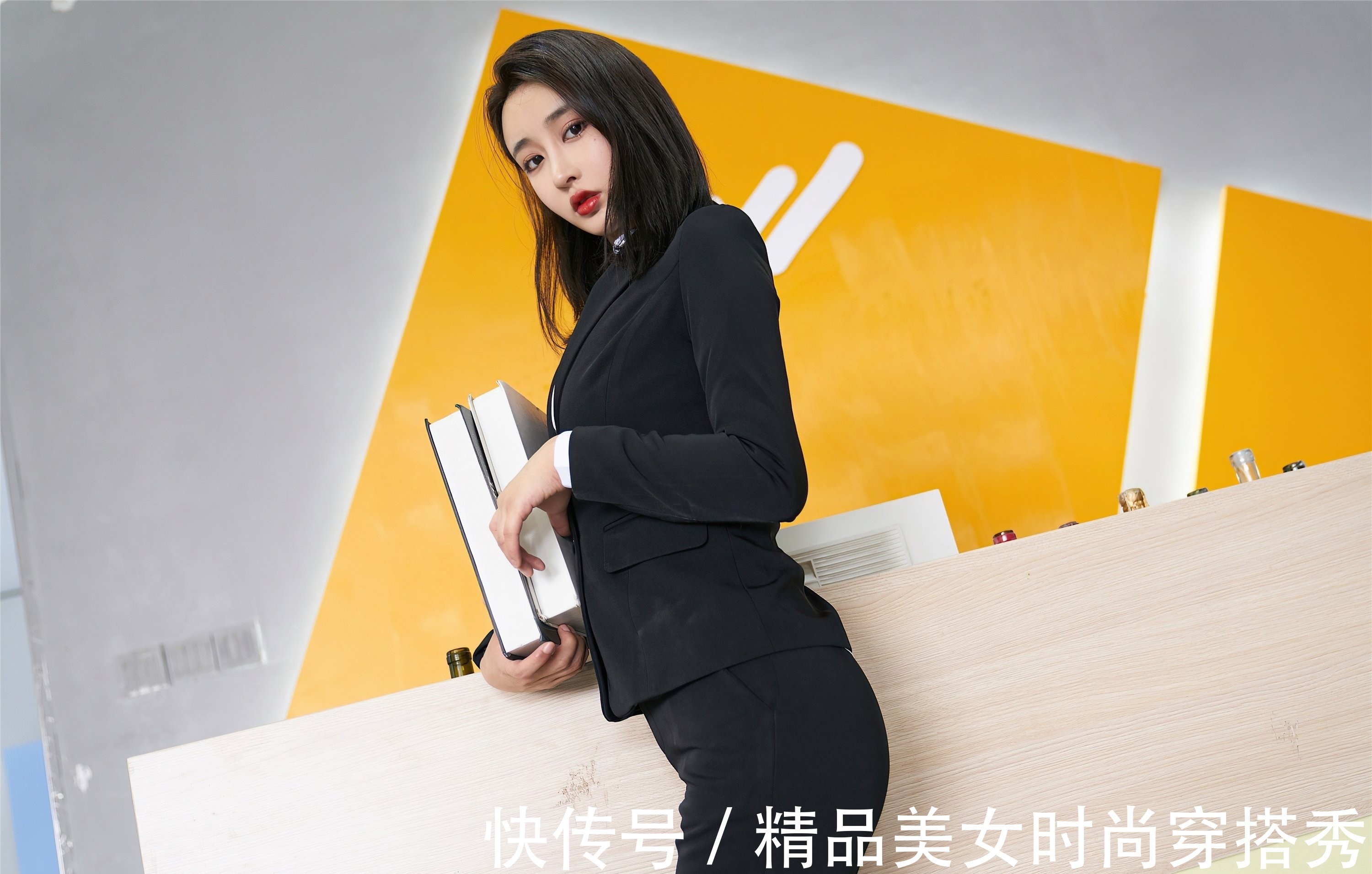 简约时尚|黑色的西装内搭白色的衬衫，经典的黑白搭配简约时尚有气场