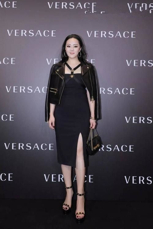 贵妇|章小蕙不愧是“贵妇”，穿黑白印花外套成熟稳重，气场全开好惹眼