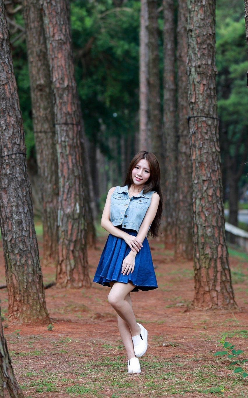 清新靓丽的牛仔吊带裙美女，搭配白色小鞋更是青春气息十足