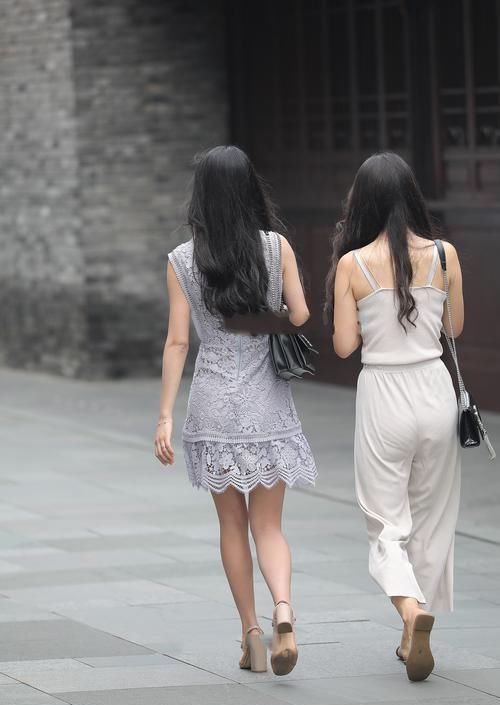 灰色连衣裙，穿出优雅女人气息