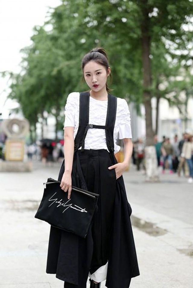 卡其色|路人街拍，美女卡其色针织衫搭配健美裤，女人味尽情绽放