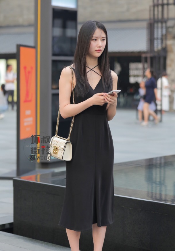 精致|小姐姐的黑色长裙,搭配高跟鞋更有气质