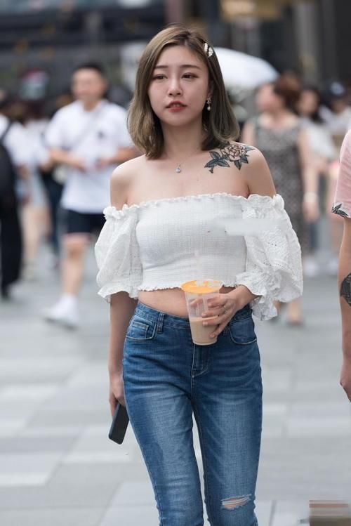 牛仔裤|身穿修身打底裤的美女，日常服饰风格显得个性和造型，精致典雅！