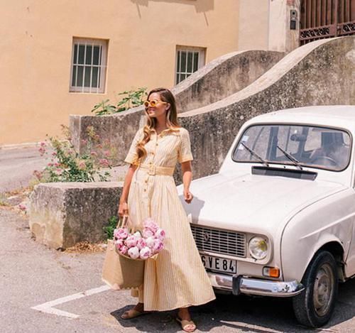 别背双肩包了吧!今年流行“托特包”,容量大不说,还耐脏又方便