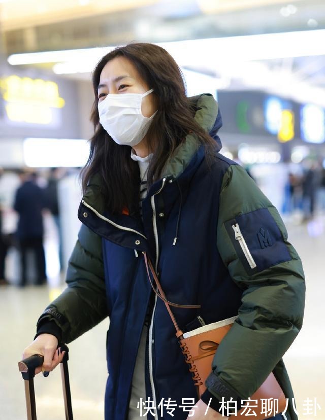 简单|刘雯不愧是超模,穿羽绒服配条纹衫简单随性,普通服装穿出高级范