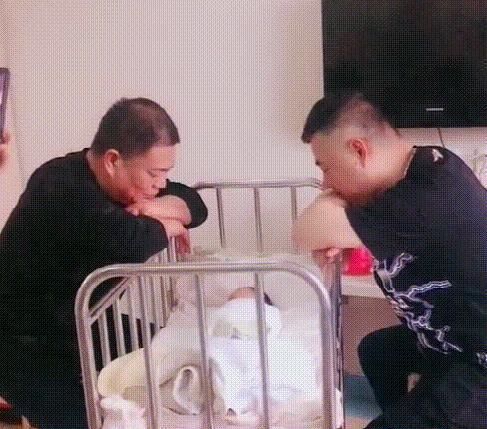 孩子|爷爷和姥爷凝视刚出生宝宝,半个小时一动不动,网友:真爱无疑