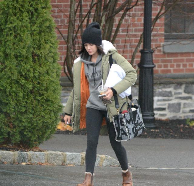 看上去非常|露西海尔穿无痕裤戴黑色毛线帽变潮流小少女, 太显年轻了