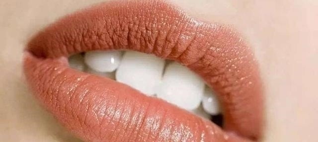橄榄球形 这4种嘴型的女生，特别不好涂口红！看看你是不是也在其中