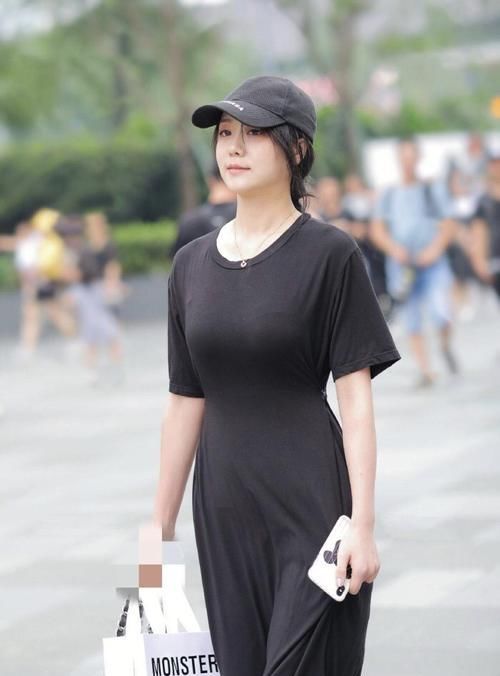  黑色|黑色丝绵长裙温柔大气，光感调节质感十足，这样搭配太靓了