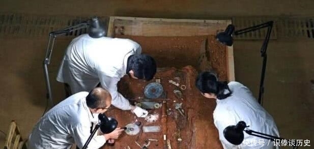 停止|盗墓贼炸掉3千年前大墓,考古队赶来抢救挖到一半,突然停止