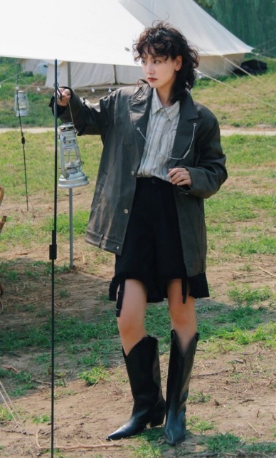 紧身衣|今年流行穿“大一号”，遮肉显瘦又显气质，微胖女生也能轻松驾驭