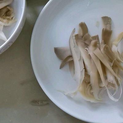 莴笋炒平菇，鲜倒眉毛，你吃过吗？