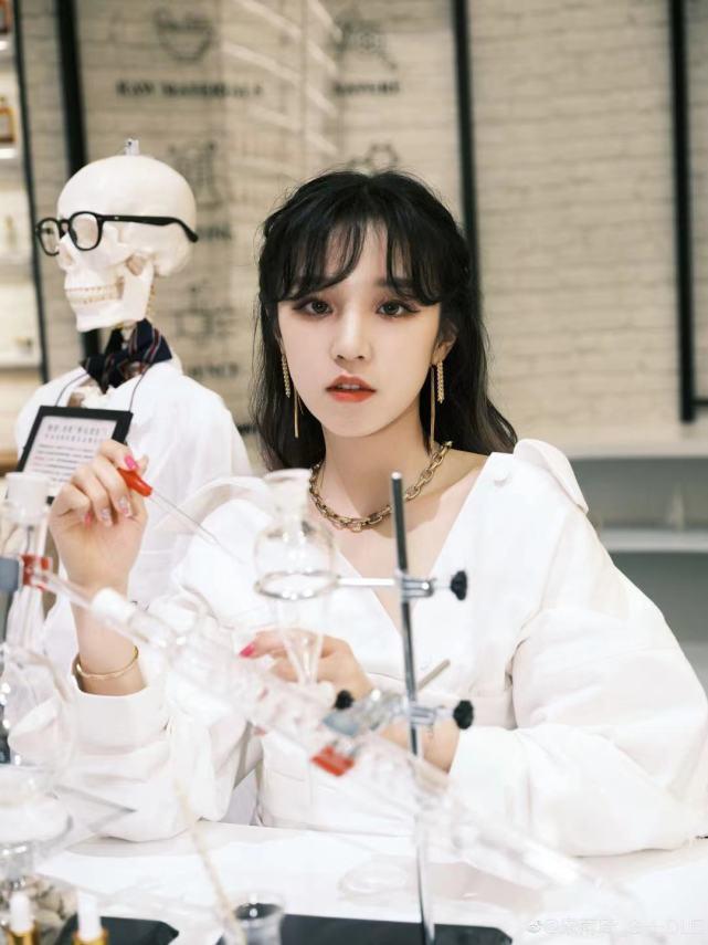 宋雨琦 宋雨琦打baby面部后,被曝在后台把开水倒助理身上,做事嚣张