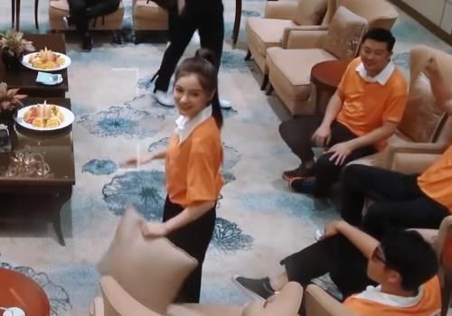 韩东君 其他嘉宾到来,baby都是瘫在沙发上,只有一位让她起立,双标不要太明显