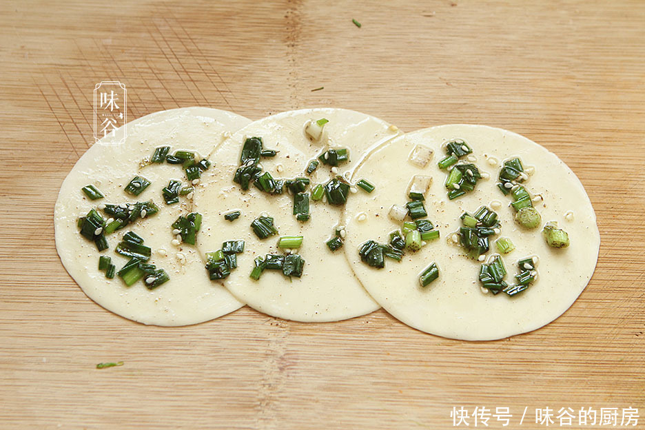 葱油饼|剩饺子皮新吃法,加上1把葱花,金黄酥脆,层次分明,好吃不浪费
