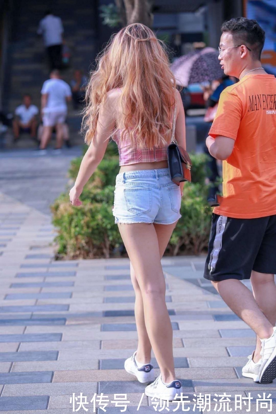 牛仔短裤|街拍超短热裤大白腿,美女丰满的身材更好看