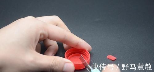 卖废品时,记得把塑料瓶盖拧下来,留在家中特别值钱,都学学吧