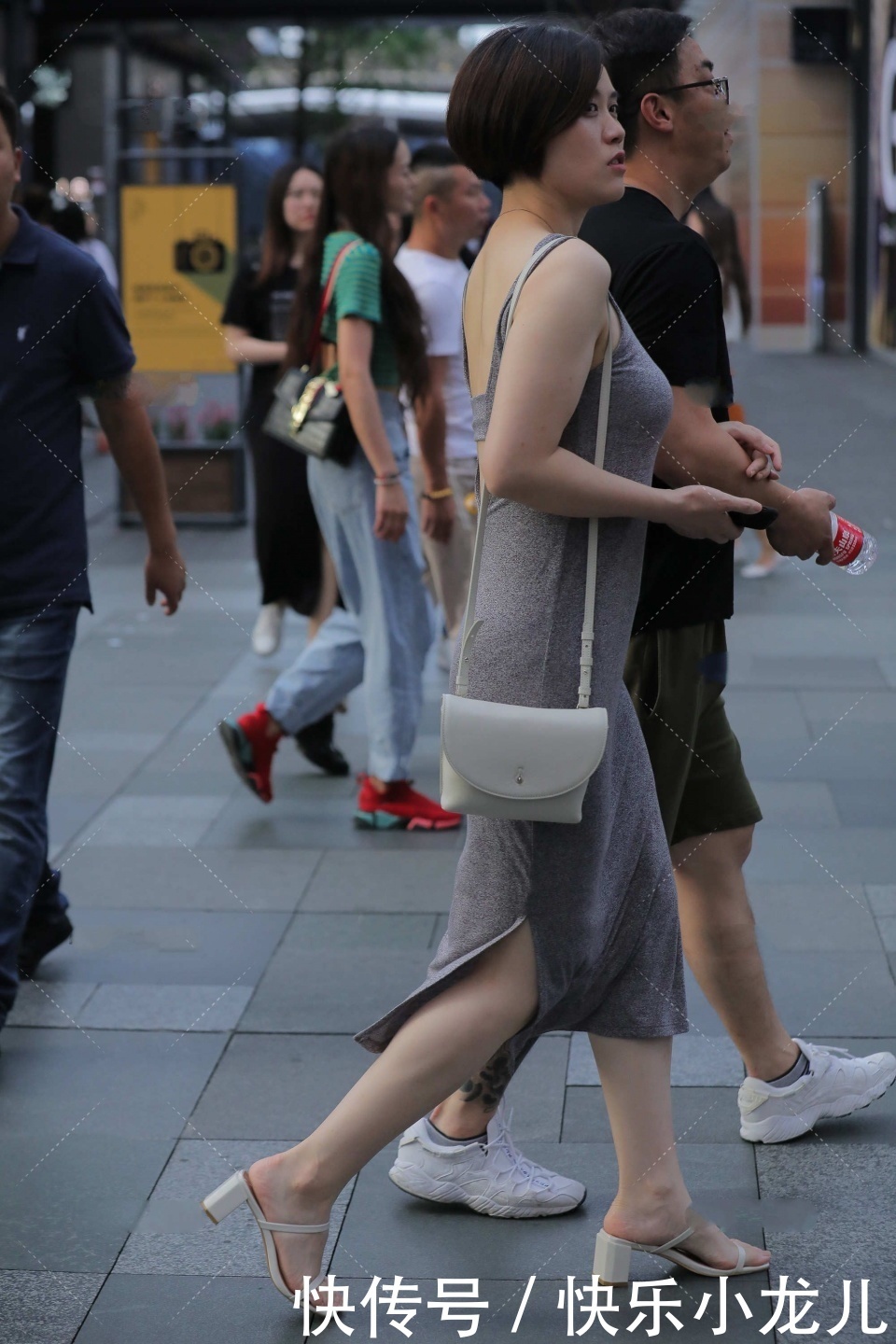 莫代尔|长款莫达尔修身裙,时髦洋气,后背独特式设计,更显好看身材