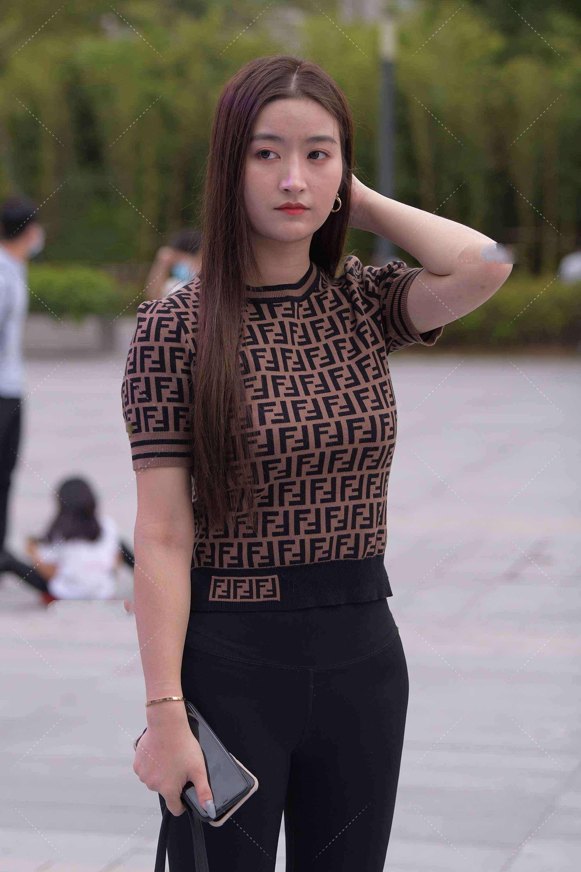 黑色|美女街拍:优雅上衣搭配黑色长裤,简约不失时尚感,举止优雅