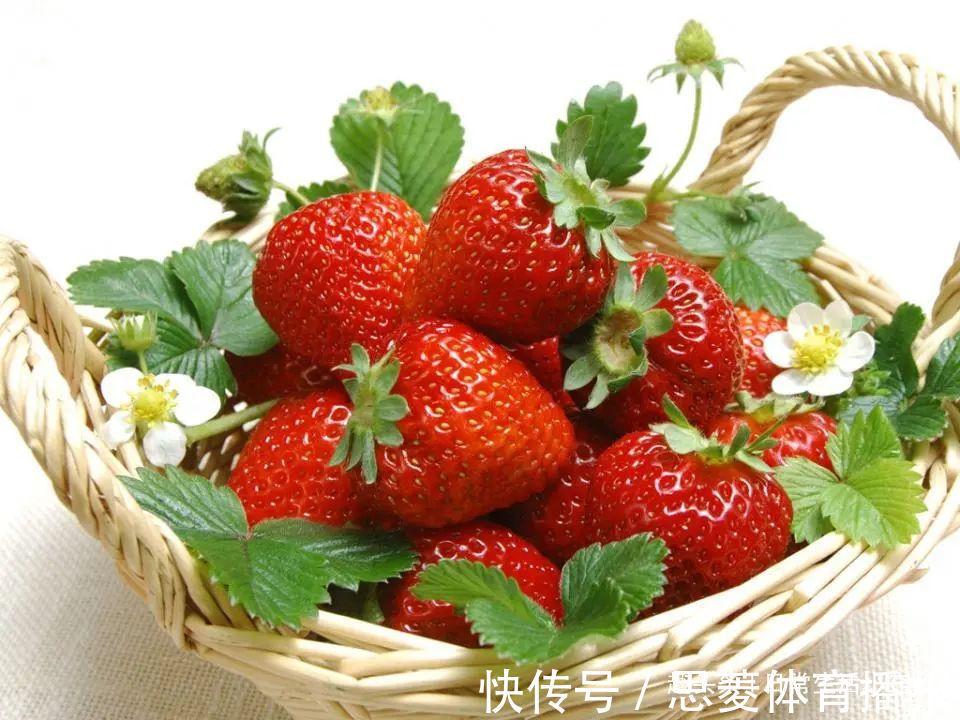 清水洗草莓,比不洗还脏!用这两样水洗,脏东西自动跑出来!