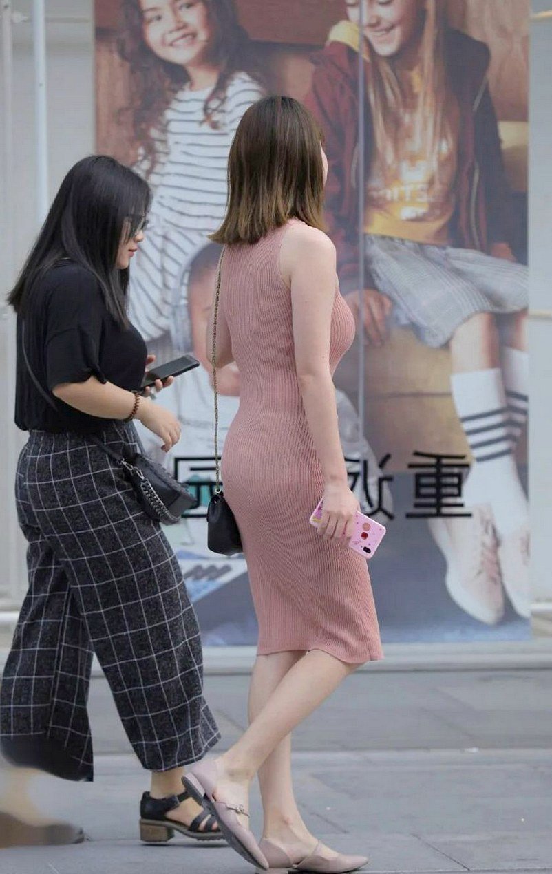原封不动|粉色连衣裙搭配黑色精致包包,干净利落