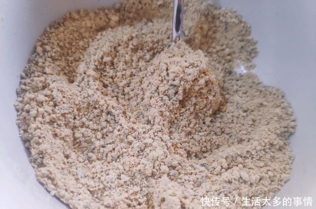 咬一口幸福感爆棚糯米糍,糯米粉蒸一蒸,裹上芝麻更好吃!