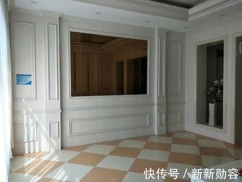 发霉|墙面还贴壁纸?不用几年就发霉了,如今流行用集成墙板,上档次