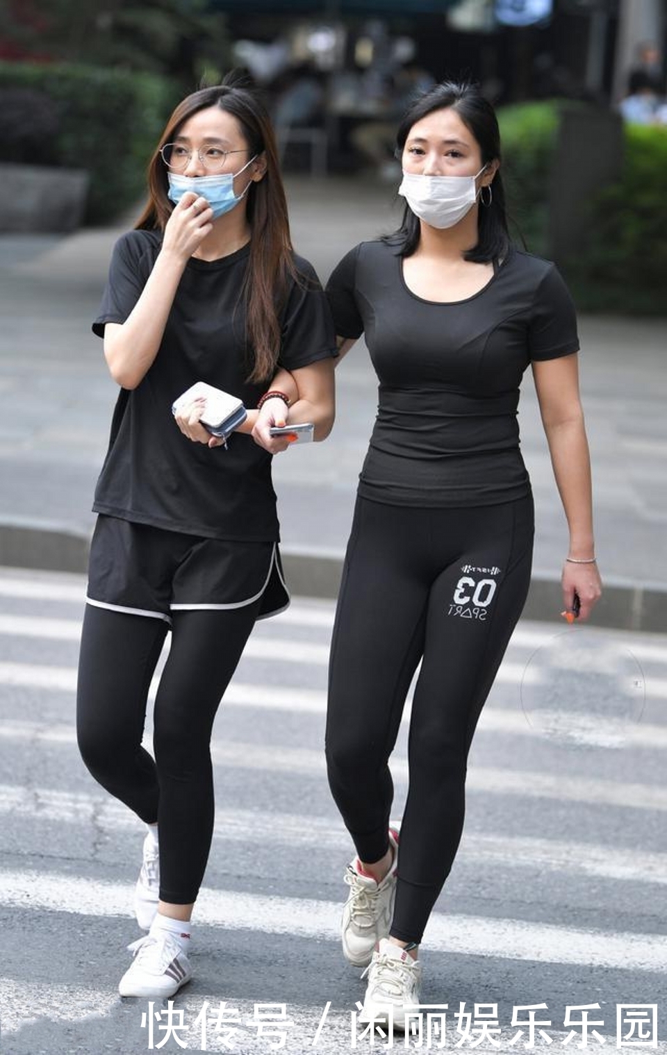 时尚|小姐姐黑色的连衣裙时髦高雅,让身形看起来自然大气