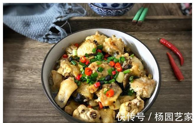 鲜香|鸡翅最简单的做法，10分钟端上桌，鲜香嫩滑，比可乐鸡翅还好吃