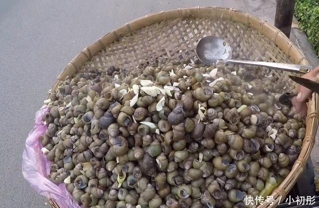 认出|70岁大娘在街边卖“小零嘴”,一斤20,我认出后直接全包下了