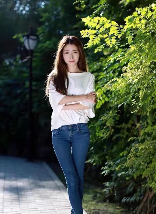 舒适 紧身打底裤时尚感十足,高腰的设计修长而高挑,衬托出优雅大气