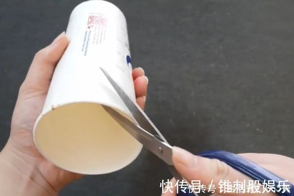 可乐|喝完的可乐杯子我再也不扔了，剪一剪放桌子上，10个人9个都需要