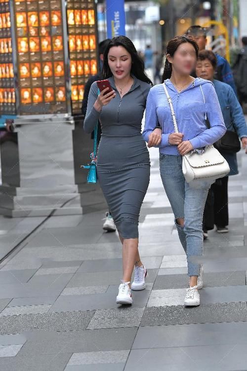 微胖女生更适合穿修身裙子，身材曲线更明显，穿上更有韵味