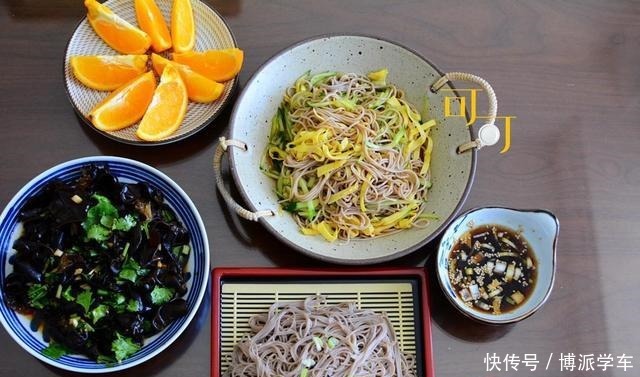 我家的午餐,看起来是简单健康的全素宴,但真实的样子是这样滴!