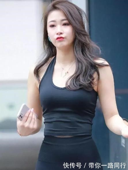 打底裤 简约舒适的运动风推荐,黑色吊带背心搭配瑜伽裤,时尚又洋气!