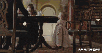 |搞笑GIF段子：有钱人玩的游戏，像我这种估计一脚下去就是一个脚印