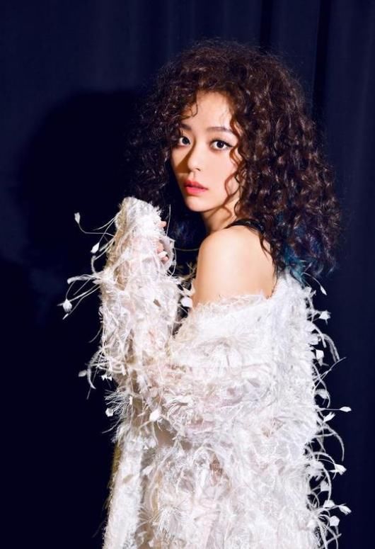 从超女冠军到销声匿迹,你以为尚雯婕过气了,其实她早已逆袭